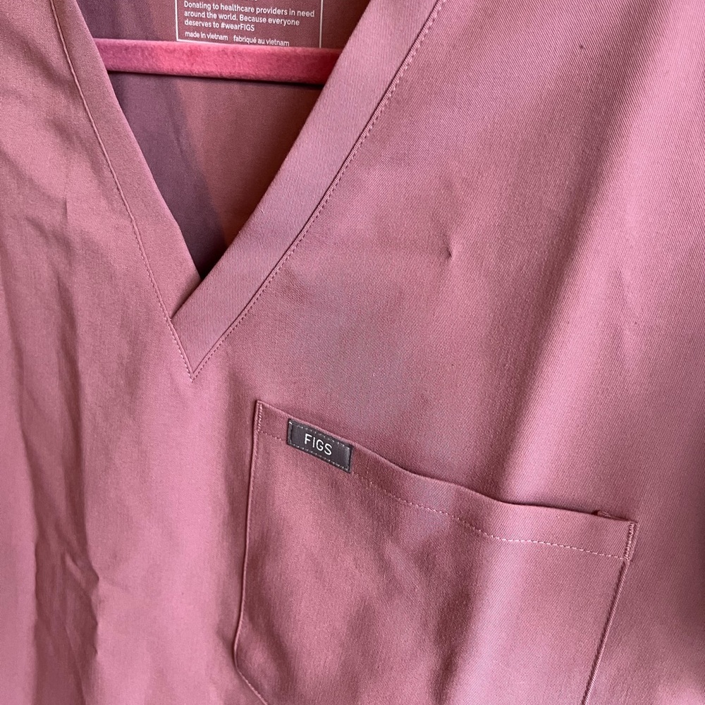 Figs single pocket scrub top